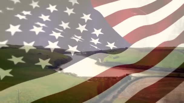 在草地上 一条河流的数字合成 前景挥舞着美国国旗 — 图库视频影像
