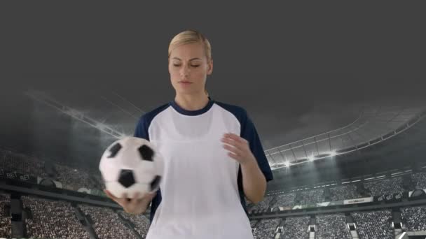 スタジアムでボールを持って遊ぶ白人女性サッカー選手の正面図 — ストック動画