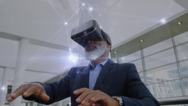 Compuesto Digital Viejo Hombre Afroamericano Con Casco Realidad Virtual Mientras — Vídeo de stock
