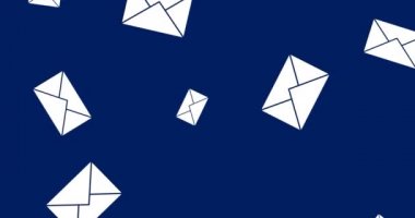 Ekrana mavi arka planla düşen ileti zarflarının dijital animasyonu. 4k