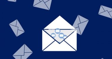 Daha fazla ileti zarfı simgeleri ve mavi arka plan 4k karşı düşen zarflar serbest bırakmak için açılan bir ileti zarfı dijital animasyon