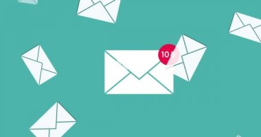 Zarflar arka planda 4k düşerken artan sayılarla ekranın ortasına hareket eden bir ileti zarfının dijital animasyonu