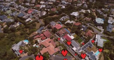 Dijital kalp simgeleri ekranda 4k yukarı hareket ederken denize yakın bir şehrin dijital kompozit