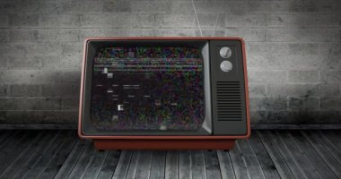 Ekranda statik 4k varken ahşap bir zemin ve tuğla duvarüzerine yerleştirilen eski bir televizyon dijital animasyon