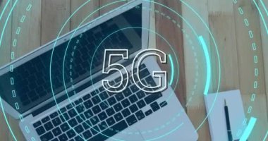Bir dizüstü bilgisayar, kağıt ve kahve 4k ile bir çalışma masası arka plan ile 5g etrafında hareket fütüristik çevrelerin dijital animasyon