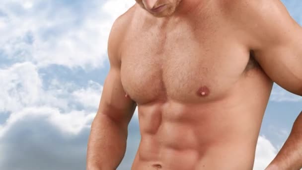 雲で空の腰と背景を測定する運動体を持つ裸の白人男性のデジタルコンポジット — ストック動画