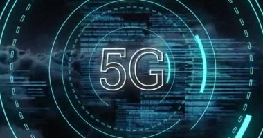 Koyu bulutlar ve ekran 4k hareketli program kodları arka plan ile 5g etrafında hareketli futuristik çevrelerin dijital animasyon