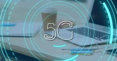 Bir fincan kahve, dizüstü bilgisayar ve hücresel cihaz 4k ile bir masanın arka planı ile 5g etrafında hareket fütüristik çevrelerin dijital animasyon
