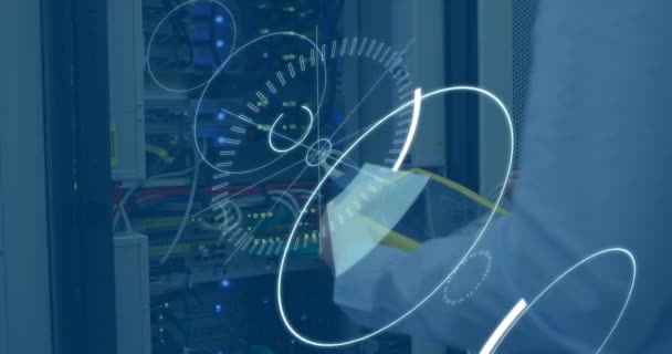 Animation numérique de cercles futuristes se déplaçant autour de la 5G avec l'arrière-plan d'un homme utilisant un appareil sur un serveur 4k 