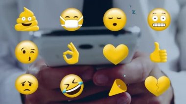 Ön planda farklı emojis ile bir cep telefonu kullanan bir adamın dijital kompozit