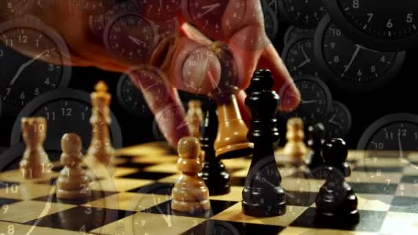 Цифровая Композиция Человека Играющего Шахматы Черными Часами Движущимися Экрану — стоковое видео
