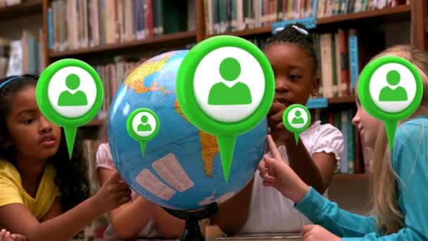 マップピンのプロファイルが画面に浮かんでいる間 図書館で地球を見ている多様な子供たちのデジタルコンポジット — ストック動画