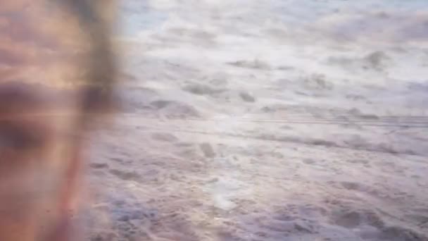 Цифровий Композит Кавказької Жінки Зосередившись Фоном Пляжу Небом Хмарами — стокове відео