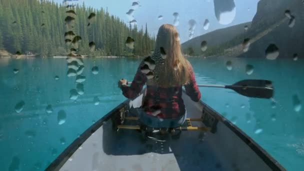 Composite Numérique Une Femme Caucasienne Naviguant Dans Lac Avec Des — Video