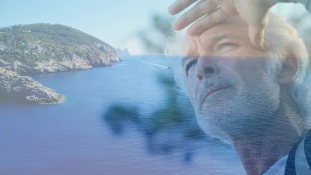 배낭을 차분한 바다와 언덕을 배경으로 수평선을 바라보는 남자의 디지털 — 비디오