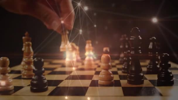 非対称線を輝かせながらチェスをプレイする男のデジタルコンポジットが画面内を移動 — ストック動画