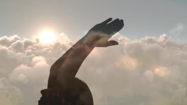 Gökyüzü arka planı üzerinde meditasyon yapılan bir kadının siluetinin dijital bileşimi