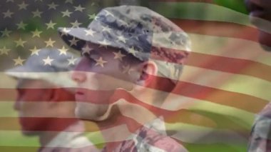 Amerikan askerlerinin dijital kompozit ön planda sallayarak bir Amerikan bayrağı ile dikkat dizilmiş