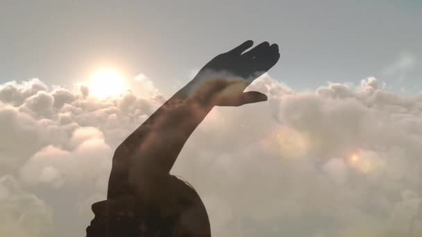空の背景に瞑想する女性のシルエットのデジタルコンポジット — ストック動画