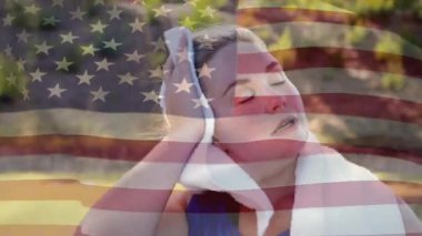 Ön planda sallanan Bir Amerikan bayrağı ile ter ve içme suyu silen bir kadının dijital kompozit