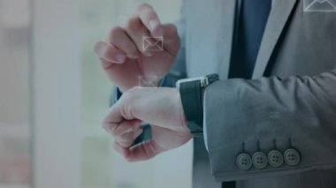 Ön planda uçan e-posta simgeleri ile dijital kol saati üzerinde kaydırma bir işadamıdijital kompozit