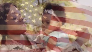 Ön planda sallanan Bir Amerikan bayrağı ile kızını taşıyan bir Afrikalı-Amerikalı kadın askerin dijital kompozit