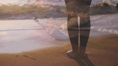 Kumda bir şişe ile sahilde yalınayak ayakta Dijital kompozit