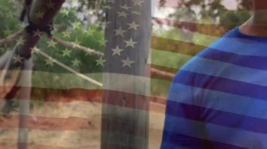 Ciddi bir ifade ve arkasında bir engel ders ile Bir Afrikalı-Amerikalı adam dijital kompozit. Amerikan bayrağı ön planda sallanıyor