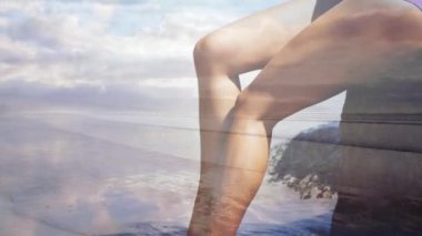 Kıyıdaki kayaya yaslanmış bikini giyen beyaz bir kadının dijital bileşimi