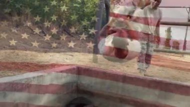 Bir Amerikan askerinin ipten geçerken, başka bir askerin ön planda sallanan Bir Amerikan bayrağıyla ona tezahürat yapmasının dijital bileşimi