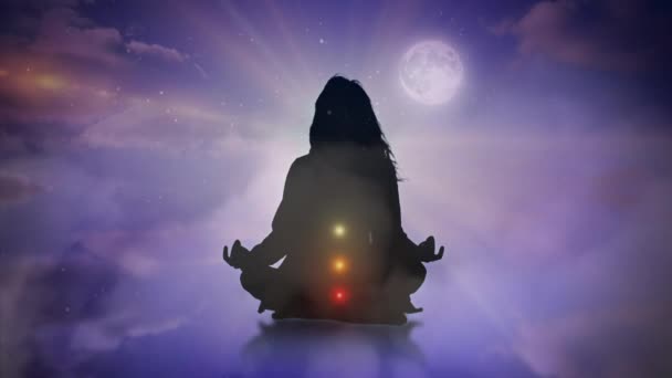 満月の夜空の背景を持つ彼女の中心に異なる色のドットで瞑想する女性のシルエットのデジタルコンポジット — ストック動画