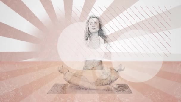 背景に光線が輝く太陽とマットの上で瞑想する白人女性のデジタルコンポジット — ストック動画