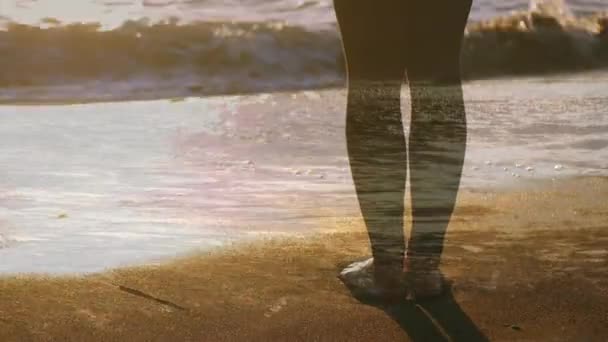 Цифровий Композит Жінки Стоїть Босоніж Пляжі Заході Сонця — стокове відео
