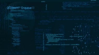 Karanlık mavi arka plana karşı ekranda hareket eden program kodlarının dijital animasyonu