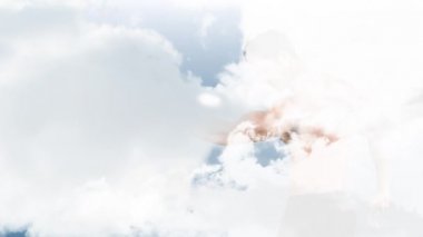 Kaslarını esneterken atletik bir vücuda sahip çıplak beyaz bir adamı göstermek için açılan bulutların dijital animasyonu