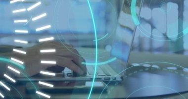 Bir laptop 4k kullanarak bir adamın arka plan ile 5g etrafında hareket fütüristik çevrelerin dijital animasyon