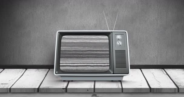 Animación Digital Viejo Televisor Con Estática Colocada Una Cubierta Madera — Vídeo de stock