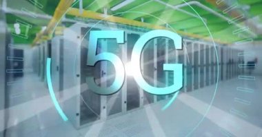Sunucu kuleleri 4k bir koridor arka plan ile 5g etrafında hareket fütüristik çevrelerin dijital animasyon