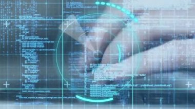 Program kodlarının arka planına ve elle bir klavyede yazarak kare desenlerle 5g civarında hareketli futuristik çevrelerin dijital animasyonu