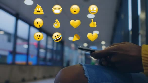 Farklı Sarı Emoji Iken Bir Cep Telefonu Kullanarak Bir Afrika — Stok video
