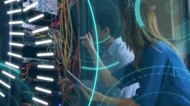 Fütüristik çevreler 5g etrafında hareket ederken Kafkas teknisyenleri dijital kompozit