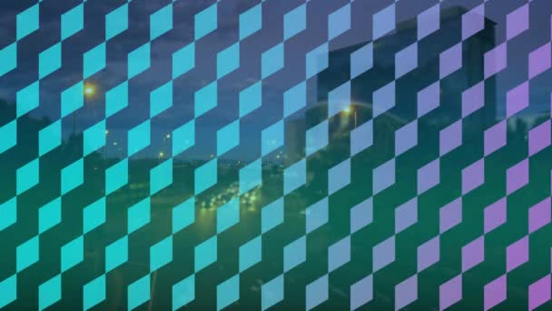 夜の間に車で忙しい高速道路の背景で点滅カラフルなダイヤモンドパターンのデジタルアニメーション — ストック動画