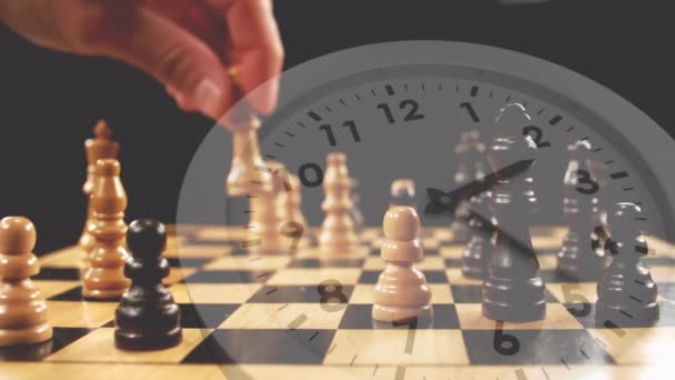 Digitalkomposition Eines Mannes Der Schach Spielt Mit Einer Uhr Hintergrund — Stockvideo
