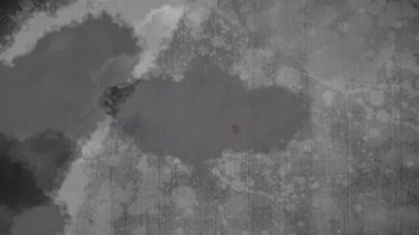 Beyaz Splatters ile gri kağıt üzerinde yayılan gri ve kırmızı suluboya dijital animasyon