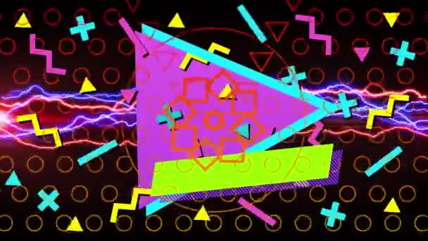 不同柔和的彩色形状和符号在屏幕中移动 而圆形和三角形形状放大并转换为橙色矩形后 彩色闪电的数字动画 — 图库视频影像