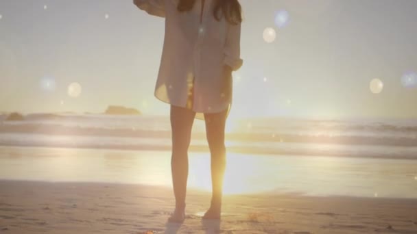 Compuesto Digital Una Mujer Caucásica Tomando Una Foto Playa Durante — Vídeo de stock