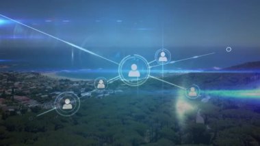 Asimetrik çizgilerle bağlanan profil simgelerinin dijital animasyonu ve kıyı şeridine yakın şehir manzarasının arka planı