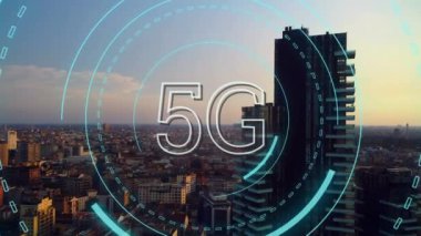 Binalar ile bir şehir görünümü arka plan ile 5g etrafında hareket fütüristik çevrelerin dijital animasyon