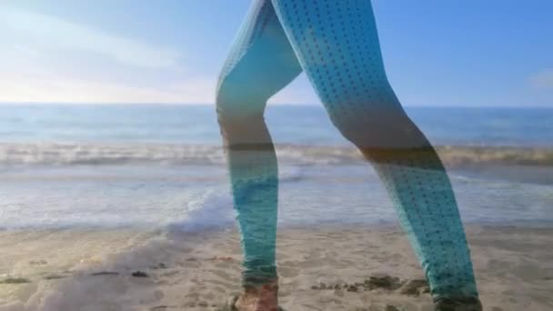 ビーチでヨガをしている白人女性のデジタルコンポジットと日中の海の背景 — ストック動画