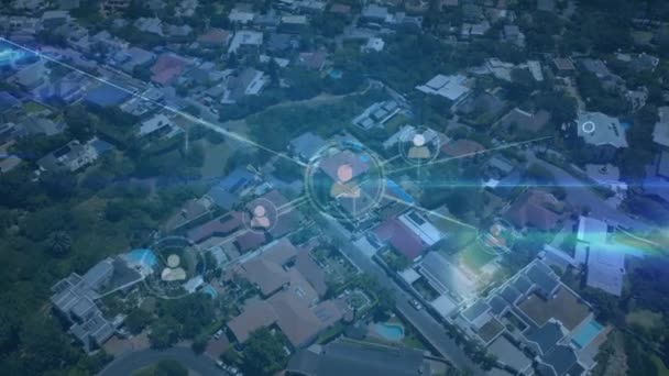 Animation numérique d'icônes de profil reliées par des lignes asymétriques et un arrière-plan d'une vue sur la ville près du littoral 